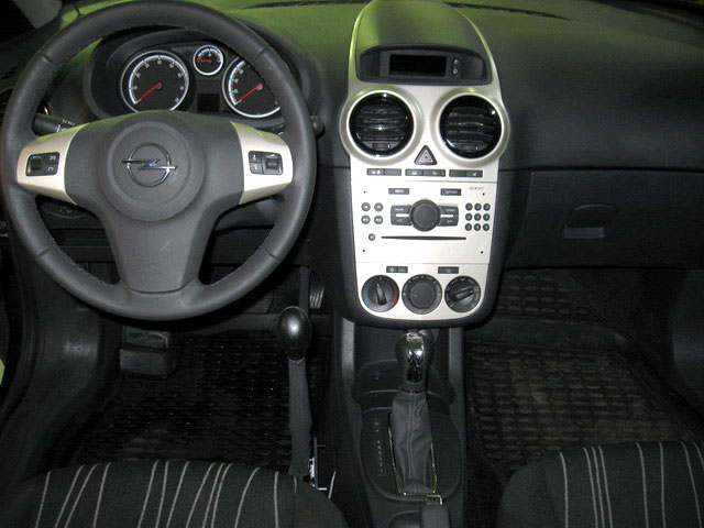 Opel corsa робот. Робот Опель Корса с 2004г. Opel Corsa 2001 год автомат салон. Opel Corsa 2001 салон. Опель Корса управление.